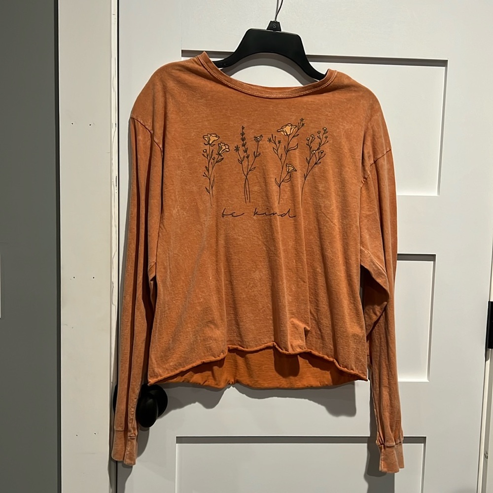 Slightly cropped long sleeve shirt